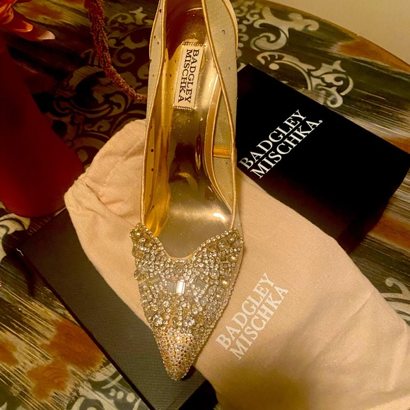 Badgley MischkaQuintana Latte Satin Size 9 /4 Inch heels